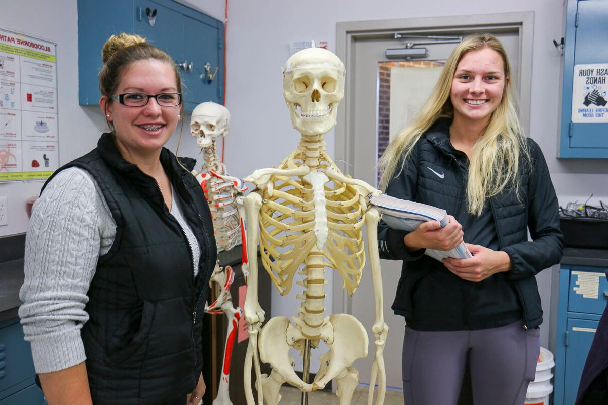 医疗保健管理专业的学生和骨架